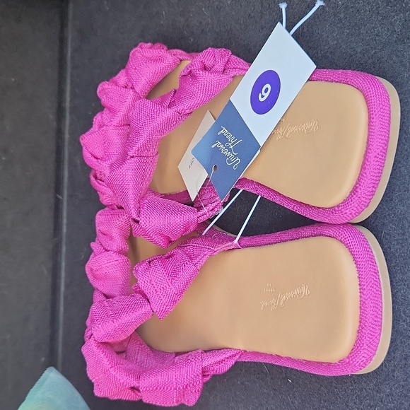 🔴Universal Thread sandals - Picture 2 of 2